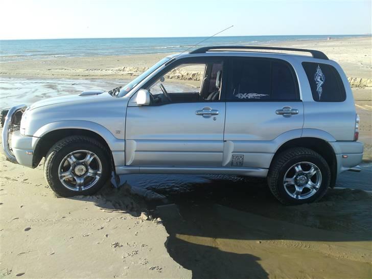 Suzuki grand vitara (solgt) - hmm er den ikke flot når den står sådan billede 2
