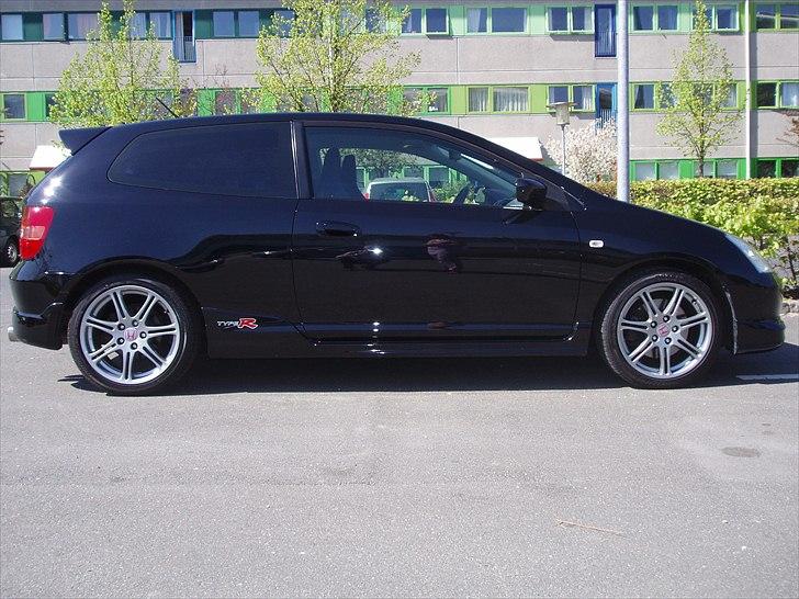 Honda Civic Type R EP3 - Nypoleret/sommerklargjort 2011. Poleret med Carma Car Care Mellem og Fin slibemiddel. Efterbehandlet med Poorboys black hole glaze, Poorboys lakforsejling og Natty´s blå voks. Poleringsmaskine brugt er en Flex 3401 VRG. Produkter købt hos bilvask.nu. billede 1