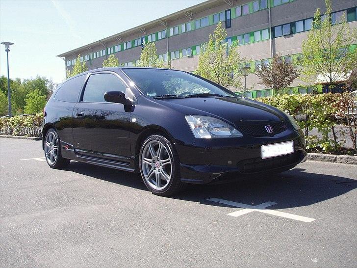 Honda Civic Type R EP3 - Nypoleret/sommerklargjort 2011. Poleret med Carma Car Care Mellem og Fin slibemiddel. Efterbehandlet med Poorboys black hole glaze, Poorboys lakforsejling og Natty´s blå voks. Poleringsmaskine brugt er en Flex 3401 VRG. Produkter købt hos bilvask.nu. billede 2