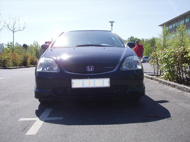 Honda Civic Type R EP3 - Nypoleret/sommerklargjort 2011. Poleret med Carma Car Care Mellem og Fin slibemiddel. Efterbehandlet med Poorboys black hole glaze, Poorboys lakforsejling og Natty´s blå voks. Poleringsmaskine brugt er en Flex 3401 VRG. Produkter købt hos bilvask.nu. billede 3