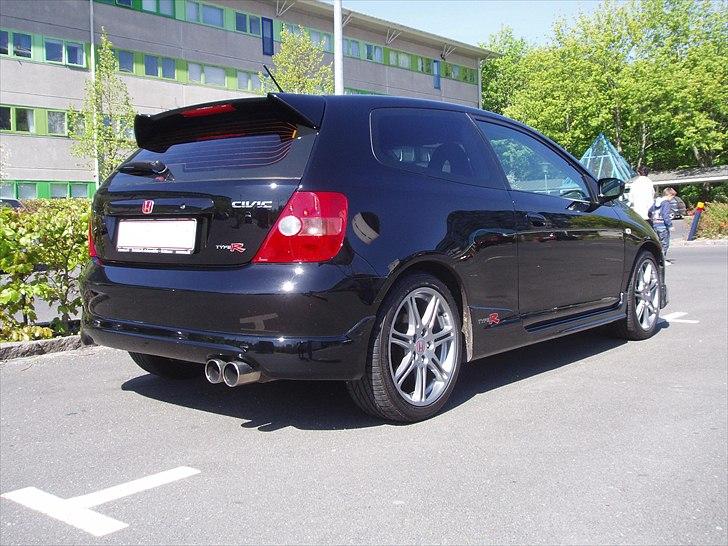 Honda Civic Type R EP3 - Nypoleret/sommerklargjort 2011. Poleret med Carma Car Care Mellem og Fin slibemiddel. Efterbehandlet med Poorboys black hole glaze, Poorboys lakforsejling og Natty´s blå voks. Poleringsmaskine brugt er en Flex 3401 VRG. Produkter købt hos bilvask.nu. billede 4