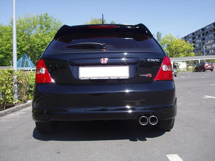 Honda Civic Type R EP3 - Nypoleret/sommerklargjort 2011. Poleret med Carma Car Care Mellem og Fin slibemiddel. Efterbehandlet med Poorboys black hole glaze, Poorboys lakforsejling og Natty´s blå voks. Poleringsmaskine brugt er en Flex 3401 VRG. Produkter købt hos bilvask.nu. billede 5