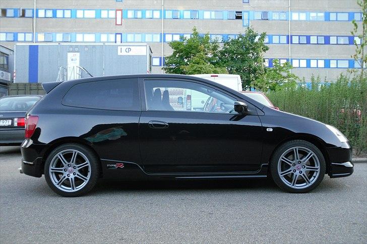 Honda Civic Type R EP3 - Nypoleret/sommerklargjort 2010. Poleret med Carma Car Care mellem slibemiddel. Efterbehandlet med Poorboys lakforsejling og Natty´s blå voks. Poleringsmaskine brugt er en Meguiars g220. Produkter købt hos bilvask.nu. billede 8