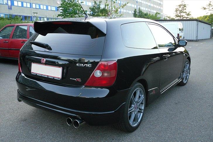 Honda Civic Type R EP3 - Nypoleret/sommerklargjort 2010. Poleret med Carma Car Care mellem slibemiddel. Efterbehandlet med Poorboys lakforsejling og Natty´s blå voks. Poleringsmaskine brugt er en Meguiars g220. Produkter købt hos bilvask.nu. billede 9