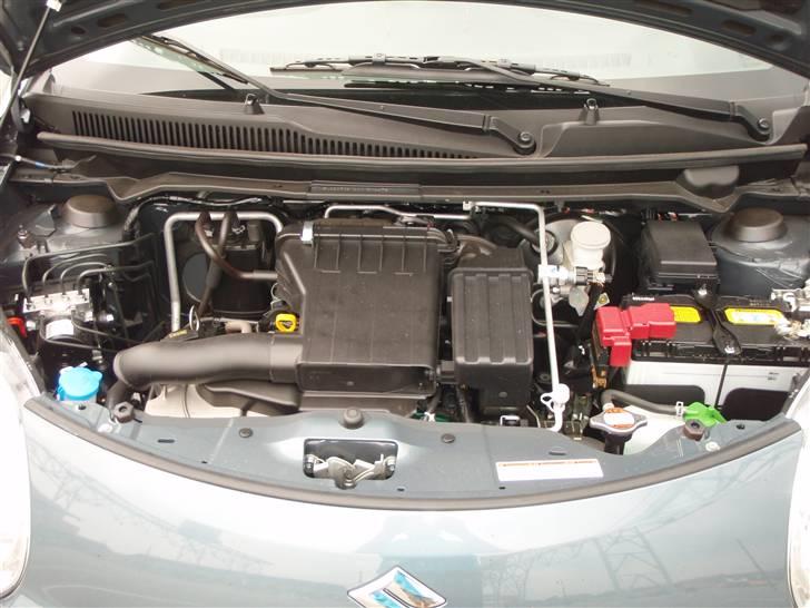 Suzuki Alto 1,0 GLS Aircon - Her gemmer der sig 68 heste som udsender den helt speciele 3 cylindret lyd. Faktisk ikke en helt dum lyd billede 8