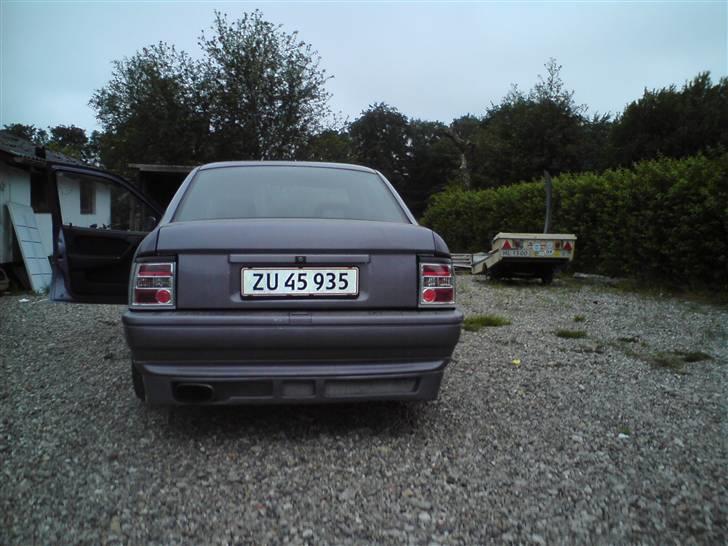 Opel vectra a Solgt - så kom der andre baglygter på konens vogn billede 12