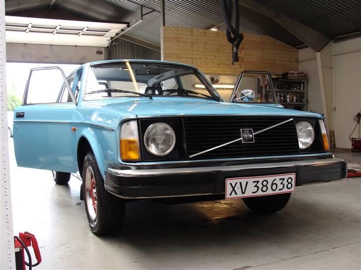 Volvo 244 2.1 DL Automatic - Det er en skøn snude, jeg har altid været helt vildt med de runde lygter til den front.. billede 1