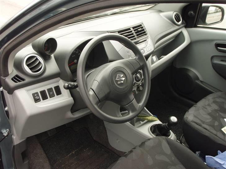 Suzuki Alto 1,0 GLS Aircon - Her sidder man faktisk ganske udemærket, selv om vægten er på den forkerte side af 90 kg billede 16