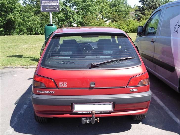Peugeot 306   SOLGT - røven - ja jeg sys nu de originale baglygter er flotte   måske skulle man smide dem i med klart glas, men IKKE lexus/nexus baglygter billede 2