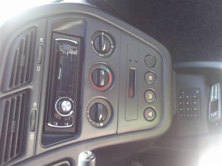Peugeot 306   SOLGT - Min Pioneer Headunit , nu mangler jeg bare min forstærker og en 12´´ sub :D billede 5