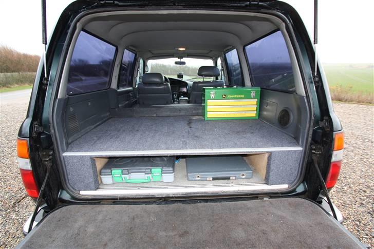 Toyota HDJ80 VX #TOTALSKADET# - Hjemmelavet hævet gulv med plads til værktøjet. billede 5