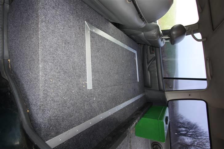 Toyota HDJ80 VX #TOTALSKADET# - Hævet gulv med våbenskab - skal lige have sat en lås i. billede 6