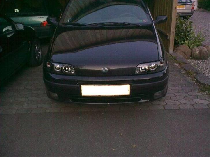 Fiat Punto 85 16V ELX ("DØD") - Her har vi min punto forfra, billedet er taget lige efter jeg har sat forlygterne i :) billede 1