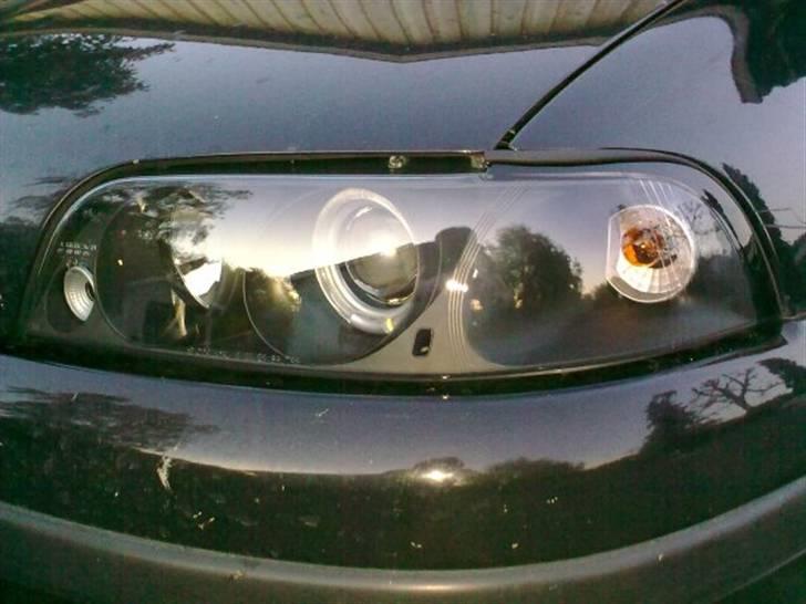Fiat Punto 85 16V ELX ("DØD") - Mine skønne angle eyes forlygter, mangler bare en diode i hver lygte til køre lys :) så er den klar! billede 2
