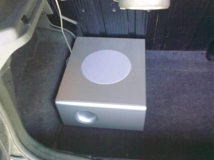 Fiat Punto 85 16V ELX ("DØD") - Min "nye" subwoofer, som jeg havde haft liggende på værelset et stykke tid, og som jeg endelig fandt en løsning til at installere i bilen :) billede 11