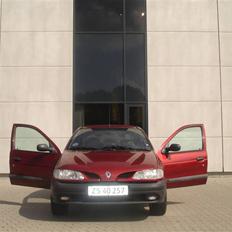 Renault Megane RL totalskadet.
