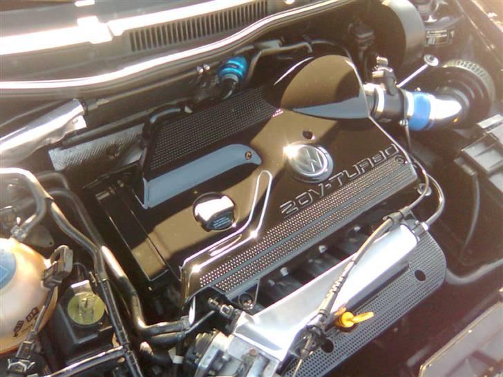 VW Golf4 1,8T GTI  SOLGT - Så blev der malet lidt i motorrummet og den poleret manifold kom på billede 2