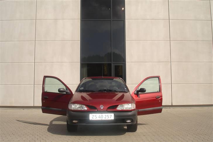 Renault Megane RL totalskadet. - Renualt billede 1