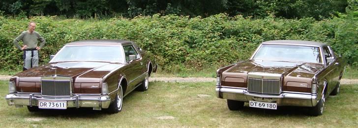 Lincoln Continental Mark IV - Continental Mark -træf - to generationer i samme farve - ved Jels Voldsted. Jo, der er plads til at åbne dørene. billede 10