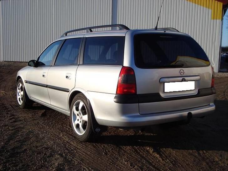 Opel Vectra B - Tagspoilen der skal males og monteres. billede 18