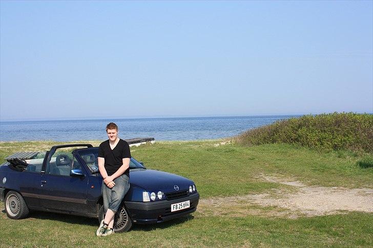 Opel kadett Cabriolet - den stolte ejer nyder vejret :) 30-04-11 har jeg haft bilen i 2 år :) billede 2