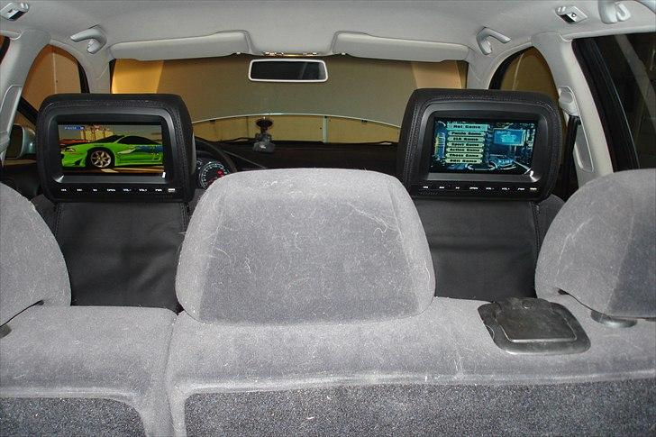 VW passat tdi ( SOLGT ) - nakke støtter med 9 tommer skærm . den ene ser dvd , den anden kan spille . billede 5