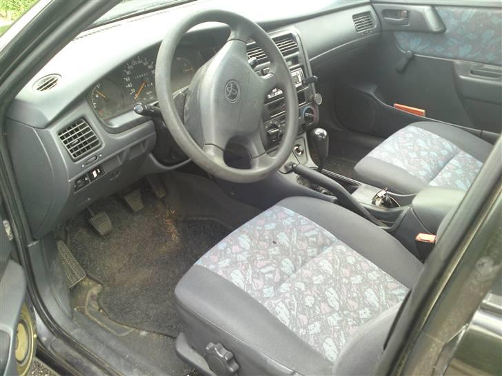 Toyota Carina E 1.8 CDX 16v - Tjaa. lidt beskidt er den vist ;) billede 8