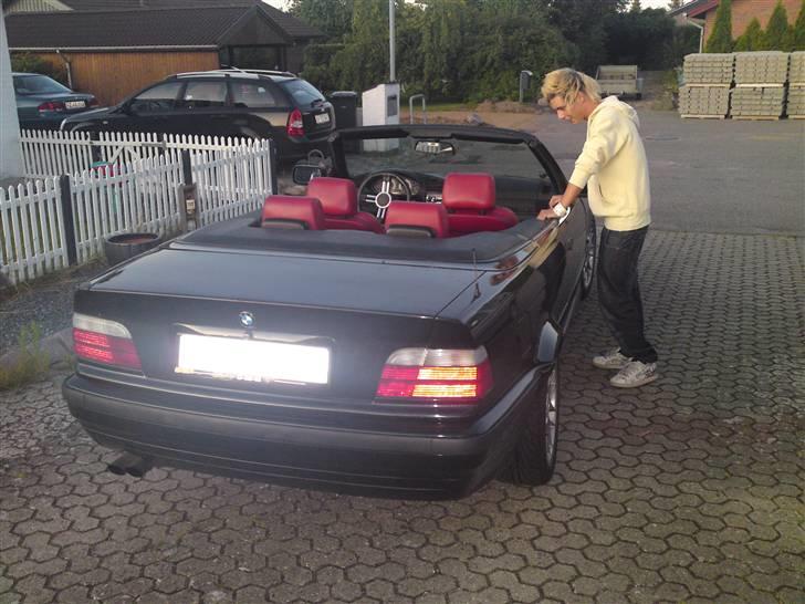 BMW E36 Cabriolet - Mikkel syns lige han skulle med på billedet hehe billede 2