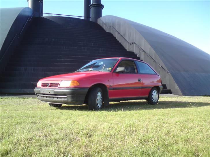 Opel Astra Hatchback (DØD) - Billede taget foran Elia i Hammerum ^^´Nummerplade mangler desværre pga tyveri! billede 1