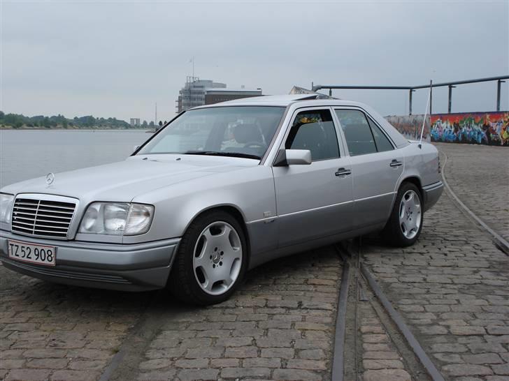 Mercedes Benz W124 300 turbo diesel - Avangategril er noget den tidligere ejer har monteret. Jeg har måtte skifte begge forlygteglas, da det åbenbart er meget tydeligt at se hvis der kun bliver monteret et nyt glas.  billede 11