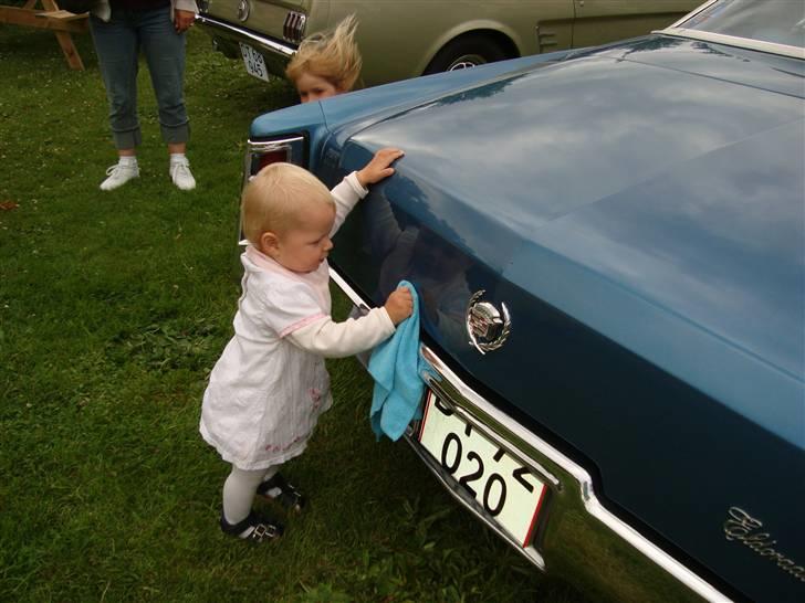 Cadillac eldorado ( byttet) - det er så liet datteren der har lært i en tidlig alder at pusse caddien billede 2