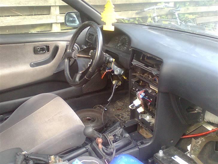 Nissan 100NX 2.0 TURBO(SOLGT) - Kabinen som den ser ud nu roder lidt med noget ledningsnet. billede 7