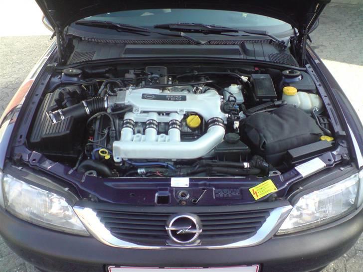 Opel Vectra B 2,5 V6 - Hvad kan være bedre end den bløde lyd fra en V6´er som står og brummer... billede 5