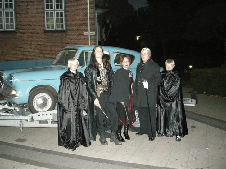 Ford Anglia 106E Deluxe - Lord Voldemort og hans Dødsgardister foran Angliaen billede 19