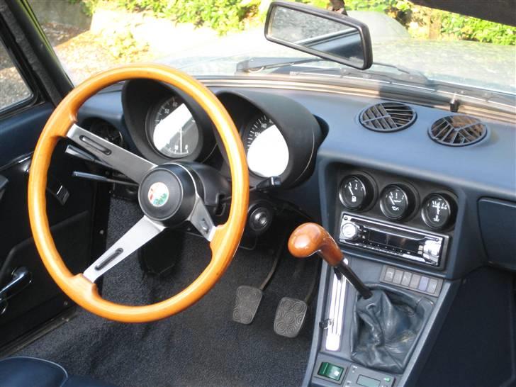 Alfa Romeo Spider Veloce - Arbejdspladsen er meget gennemført, pedalerne sidder tæt & kræver tilvænning billede 2