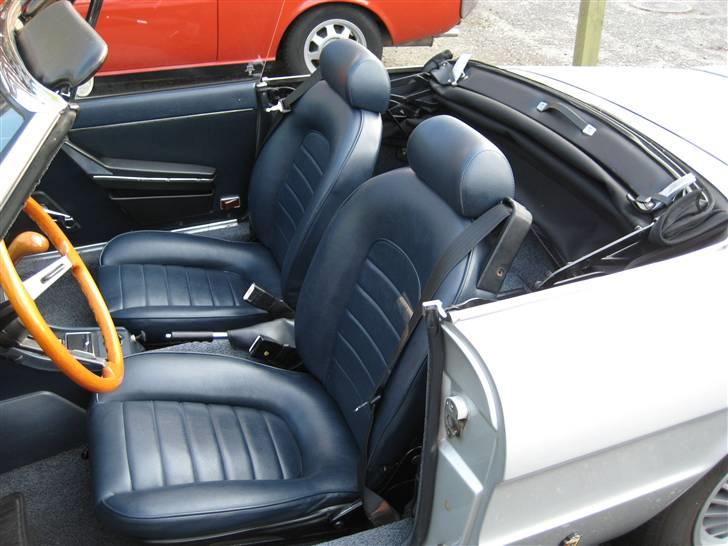 Alfa Romeo Spider Veloce - Kabinen er fantastisk velholdt, ikke et eneste hul i hverken sæder eller tæpper billede 3