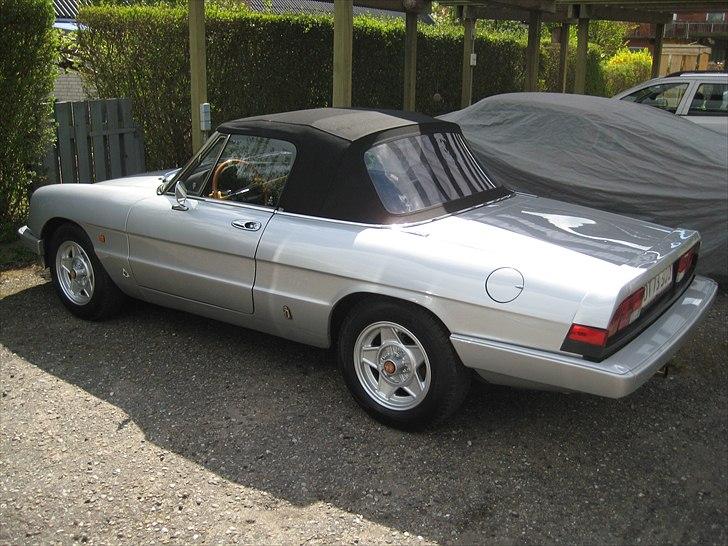 Alfa Romeo Spider Veloce - Spideren er monteret med Zender spoiler i stedet for den originale gummispoiler billede 13