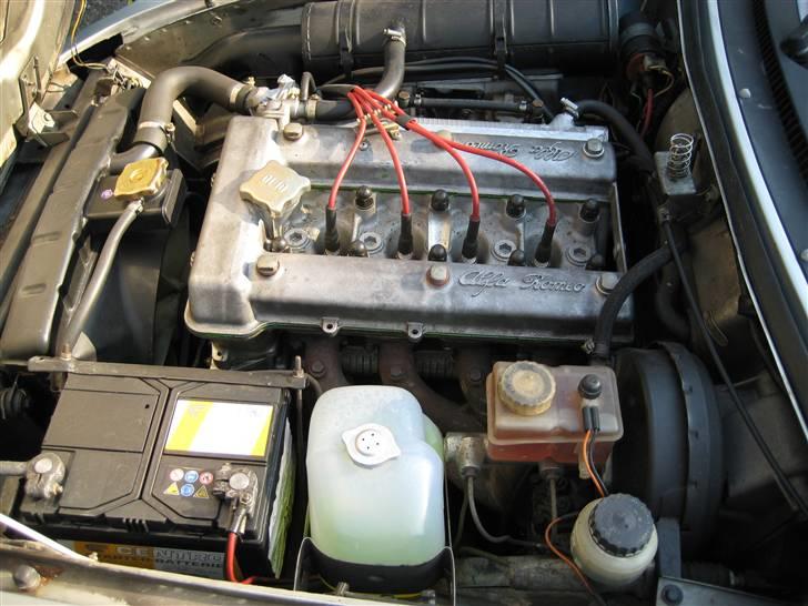 Alfa Romeo Spider Veloce - Motorrummet er vedligeholdt med mange nye dele, karrosseriet er rustbeskyttet billede 4