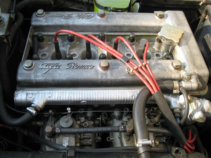 Alfa Romeo Spider Veloce - De 2 dobbelte Solex´er siger forbavsende lidt, selv når der åbnes for alle haner billede 5