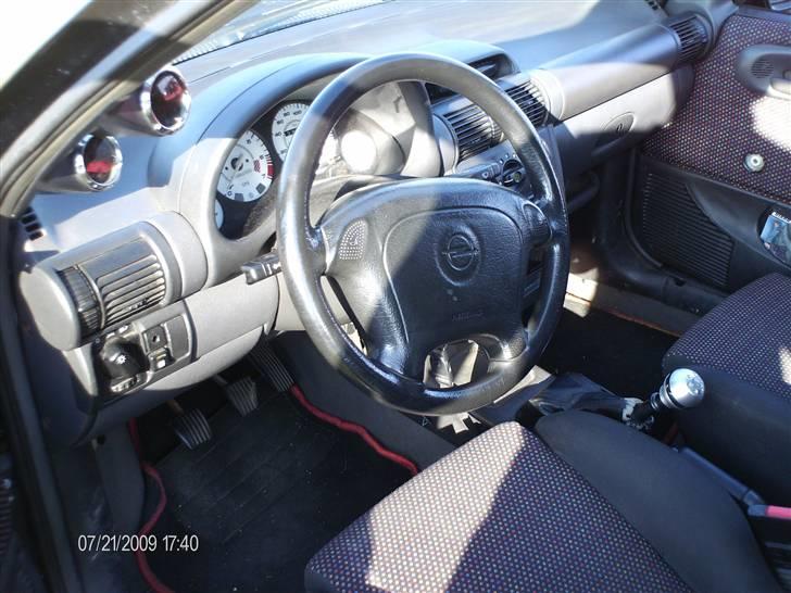 Opel corsa 1,4i sport  Byttet) billede 14