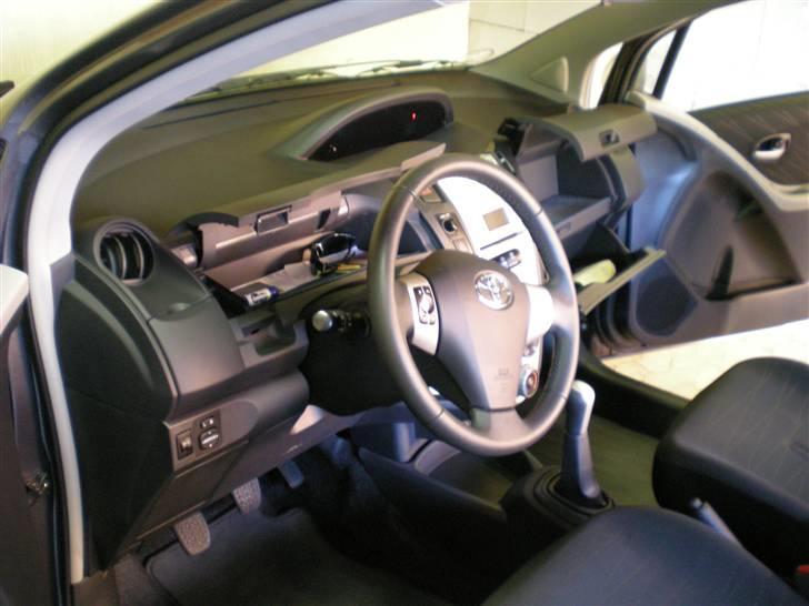 Toyota Yaris *SOLGT* - Der er sindssygt meget aflægningsplads i en Yaris, har åbnet alle rummene her... billede 12