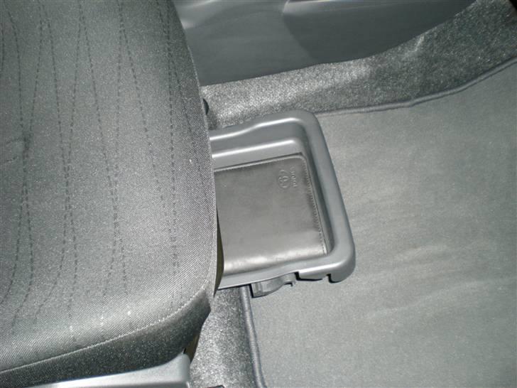 Toyota Yaris *SOLGT* - Selv under passagersædet er der en lille skuffe billede 13