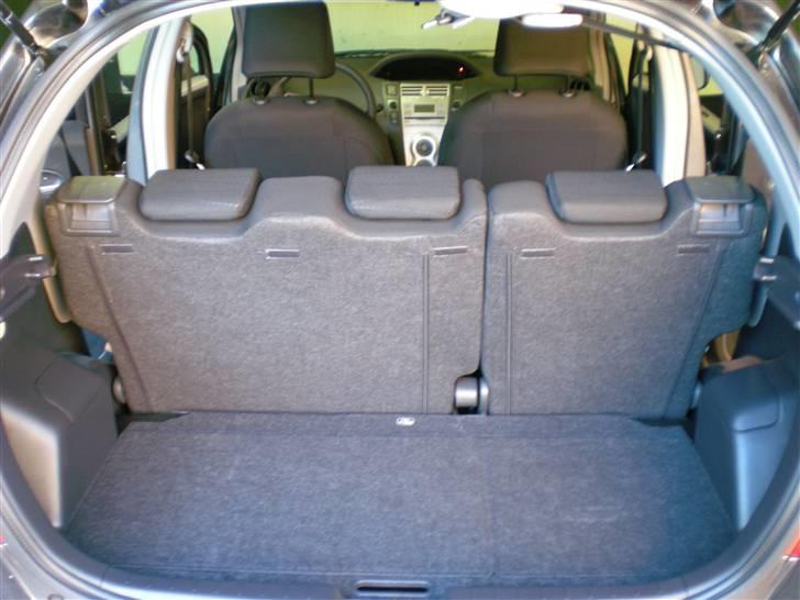 Toyota Yaris *SOLGT* - Bagagerum hvor sæderne er oppe igen og hvor det ikke er så dybt... billede 16