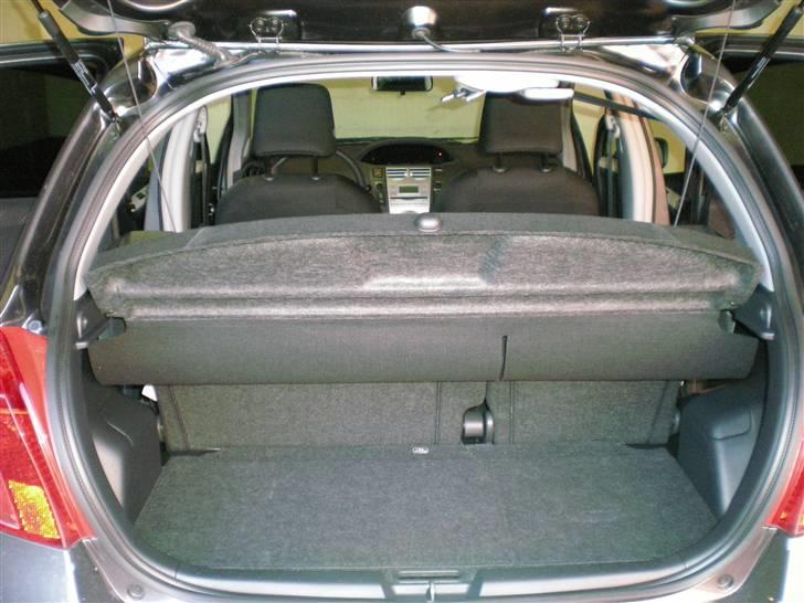 Toyota Yaris *SOLGT* - Bagagerum standard billede 17