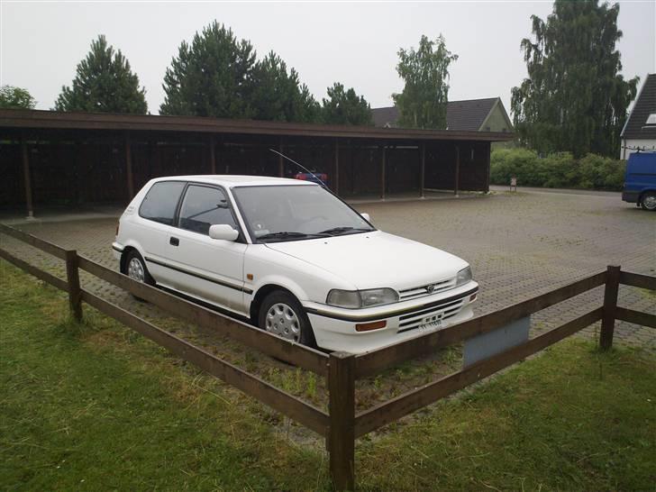 Toyota Corolla XLi (SOLGT) - Den står flot, det må man sige. billede 1