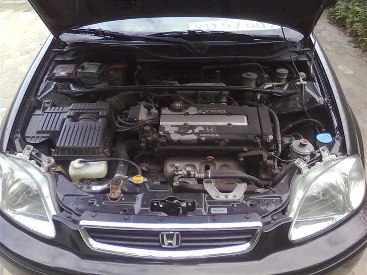 Honda Civic - flot motor. og godt udfyldt.. Dækslet skalder, så ska fin poleres . :) billede 7