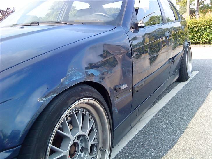 BMW E36 320I - Var lige en bus der mente den skulle køre hvor jeg kørte. billede 16