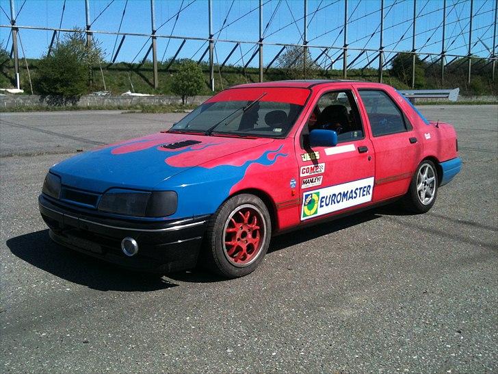 Ford sierra drift (BISSEN) - man kan lige se luftfilteret nede i kofangeren billede 2