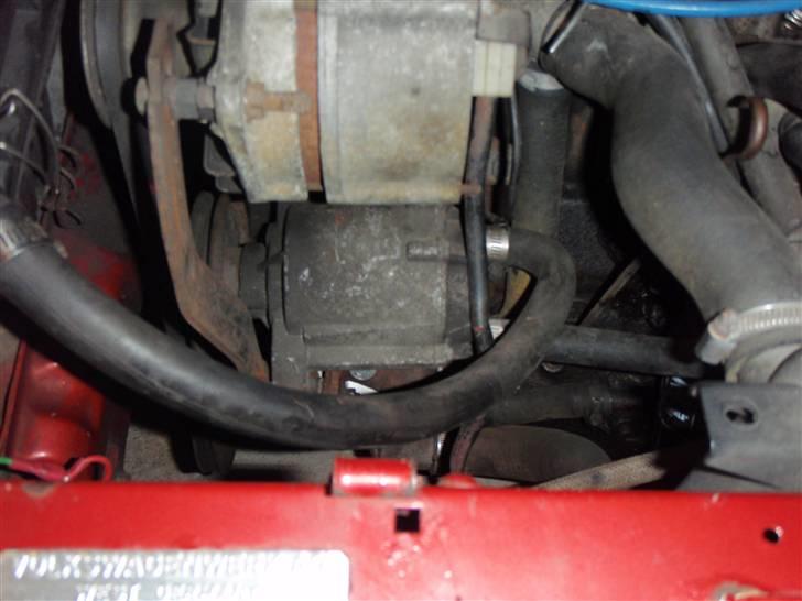 VW Golf 1 Cab - nogen som ved hvad den pumpe/kompressor som sidder under dynamoen er til?!?!?!?!?!?! jeg lagde mærke til den sent i går. billede 9