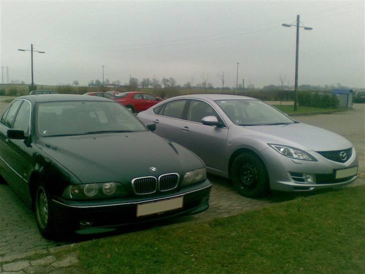 BMW e39 528i SOLGT - Her ved siden af vores anden bil, Mazda 6 2,0 billede 5